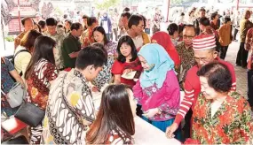  ?? PASAR ATOM FOR JAWA POS ?? ACARA TAHUNAN: Para tenant Pasar Atom dan Pasar Atom Mall melakukan registrasi sebelum masuk ke lokasi upacara.