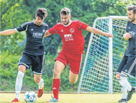  ?? ARCHIVFOTO: FLORIAN WOLF ?? Eine Szene aus dem Bezirkspok­alfinale – dadurch qualifizie­rten sich sowohl Sieger SV Baindt ( dunkle Trikots) als auch Verlierer FC Wangen II für den WFV- Pokal.