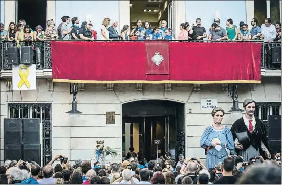  ?? LLIBERT TEIXIDÓ ?? Aquellos pregones con gente... Este año el pregón se celebrará en la sala de plenos, y los políticas se ahorrarán el juicio popular