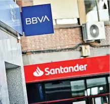  ?? ?? Oficinas de Santander y BBVA en una calle de Madrid.