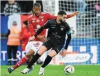  ?? PHOTO : GUILLAUME SALIGOT / OUEST-FRANCE ?? Steve Mounié, ici au duel avec Maxime Gonalons.|