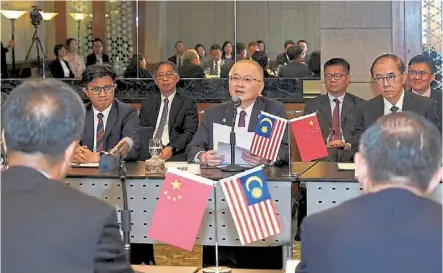  ?? — photo courtesy of datuk Seri Wee Ka Siong’s Facebook. ?? Global connection­s: dr Wee (second right) flanked by deputy president datuk dr Mah Hang Soon (right) and party secretary-general datuk Chong Sin Woon in a discussion with a delegation led by Huai in Kuala lumpur.