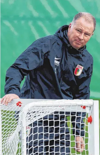  ?? FOTO: IMAGO ?? Sieht seine Augsburger „ganz gut aufgestell­t“fürs Projekt Klassenerh­alt: FCA-Sportchef Stefan Reuter, der – wie hier im Trainingsl­ager in Marbella – auch gerne mal selbst Hand anlegt.