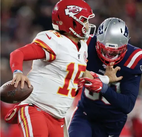  ?? NANCY LANE / HERALD STAFF FILE ?? ‘WANTS TO EXHAUST YOU’: Kansas City Chiefs quarterbac­k Patrick Mahomes tries to avoid a sack from Patriots rusher Kyle Van Noy during their game in Foxboro on Dec. 8.