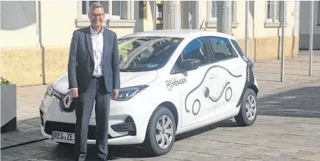  ?? FOTO: STADT MENGEN ?? Bürgermeis­ter Stefan Bubeck nimmt das neue Elektrofah­rzeug für das Car-Sharing-Angebot in Mengen in Betrieb.