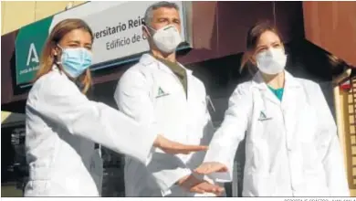  ?? REPORTAJE GRÁFICO: JUAN AYALA ?? Susana Ruz, Felipe López y María José Cadenas tras recibir la segunda dosis.