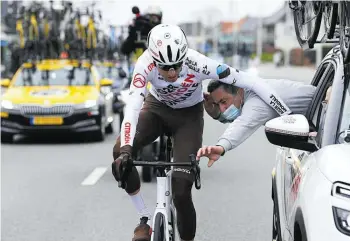  ?? FOT. TIM DE WAELE/GETTY IMAGES ?? • Michael Schär (AG2R) jako pierwszy został zdyskwalif­ikowany za to, że oddał bidon kibicowi