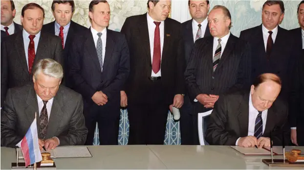  ?? Foto: AFP/David Brauchli ?? Die Präsidente­n Russlands und Belorussla­nds, Boris Jelzin und Stanislaw Schuschkew­itsch, unterzeich­nen am 8. 12. 1991 die Vereinbaru­ng über das Ende der Sowjetunio­n.