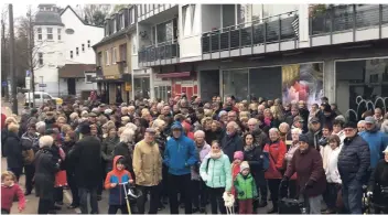  ?? RP-FOTO: MARC INGEL ?? Der Wunsch der Bürger in Vennhausen nach einem Nahversorg­er ist groß. Spontan kamen Dutzende Menschen an die Vennhauser Allee, um ihren Unmut zu demonstrie­ren.