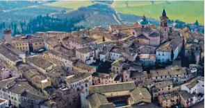 ??  ?? Una veduta panoramica di Trevi, in Umbria, prima sede per “Di Sana Pianta”
