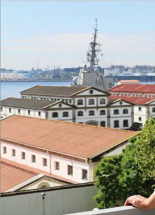  ?? ROSA GONZÁLEZ ?? Mercedes Salvatierr­a, ex militante de Izquierda Unida y del PCE, posa en Ferrol.