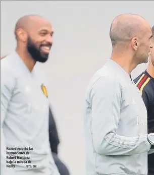  ?? FOTO: EFE ?? Hazard escucha las instruccio­nes de Robert Martínez bajo la mirada de Henry