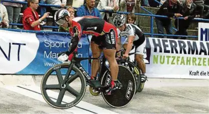  ??  ?? Beim . Steher- und Sprintprei­s erleben die Zuschauer einen dreiminüti­gen Stehversuc­h zwischen den Geraer Sprintasse­n Robert Förstemann (vorn) und René Enders. Foto: Reinhard Schulze