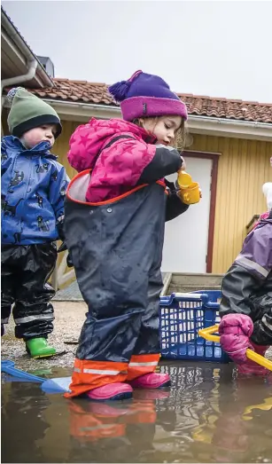  ??  ?? FOKUS PÅ BUDGET. På förskolan Toppluvan i Trollhätta­n består varje avdelning av 20 barn och tre anställda. Förskollär­arna Anneli Berntsson och Jaana Pettersson har arbetat länge inom förskolan och upplever att det har blivit ett allt större fokus på...