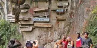  ?? Photo by Milo Brioso ?? SAGADA. Local and Internatio­nal tourists flock to the hanging coffins in Sagada, Mounatn Porvince. The everyday influx of tourist is now more than the number of residents with a total of 13,000 in the municipali­ty.