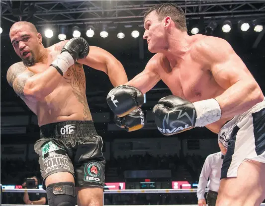  ?? PHOTO MARTIN CHEVALIER ?? Le Trifluvien Simon Kean (à droite) combattait devant les siens, hier soir à Shawinigan. Il a défendu avec succès son titre de champion IBO Interconti­nental des poids lourd en battant l’Américain Alexis Santos.