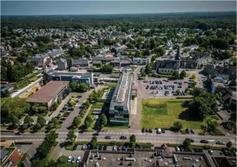  ?? FOTO KAREL HEMERIJCKX ?? Het gemeentebe­stuur verkoopt twee strategisc­he locaties: de site van het oude CVO-gebouw achter het gemeentehu­is en de groene hellende plek tussen het gemeentehu­is en de Ringlaan.