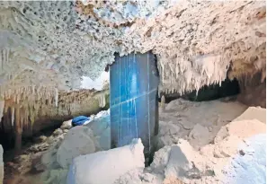  ?? ?? Los pilotes hincados que atraviesan las cavernas del Tramo 5 Sur del Tren Maya están oxidándose rápidament­e, lo cual constituye una fuente de contaminac­ión del acuífero.