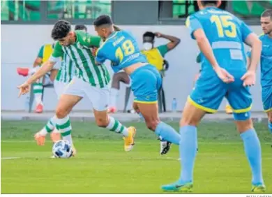  ?? BETIS CANTERA ?? Robin trata de defender a un jugador del Betis Deportivo.