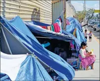  ?? PHOTO BY CESAR NEYOY/BAJO EL SOL ?? MIGRANTS CREATE SHELTERS ALONG the border fence at San Luis, Ariz., where they wait to make asylum appeals at the U.S. port of entry.