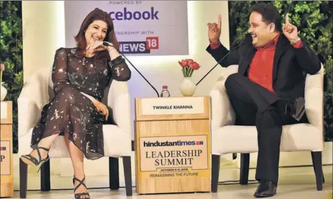  ?? VIPIN KUMAR/HT PHOTO VIA GETTY IMAGES ?? Twinkle Khanna with Amish Tripathi at the Hindustan Times Leadership Summit at Taj Palace in New Delhi on October 5, 2018.