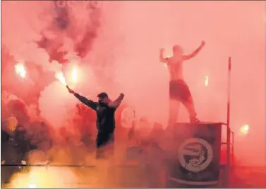  ??  ?? INFIERNO GRIEGO. Bengaleo de ultras durante un partido de la liga griega.
