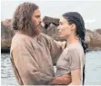  ?? FOTO: DPA ?? Maria Magdalena (Rooney Mara) folgt Jesus (Joaquin Phoenix) und seinen Jüngern.