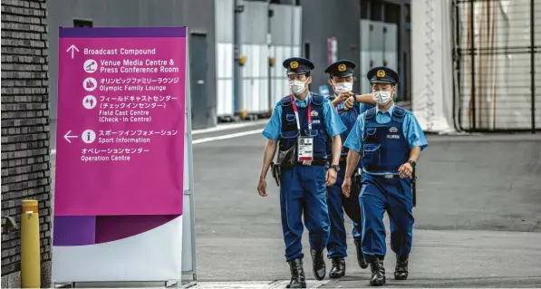  ?? Foto: Carl Court, Getty Images ?? Freundlich, aber streng: Wer dieser Tage nach Japan reist, muss sich auf einen Kontroll‰Marathon einstellen.