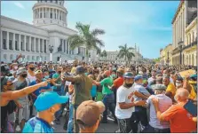  ??  ?? PROTESTA. Una economía en caída libre llevó al pueblo
cubano a salir a la calle. El embargo y la represión.