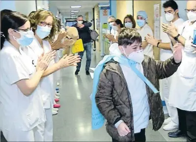  ?? MANCHA CENTRO HOSPITAL / REUTERS ?? Mateo, el niño de 10 años que pasó 11 días en la uci del hospital Alcázar de San Juan, recibe el alta