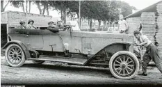  ?? Foto: Sayle‰Archiv ?? Ein Fund aus dem Jahre 1926. Familie Pfahler mit ihrem neuen Auto vor einem Neu‰ burger Sägewerk.