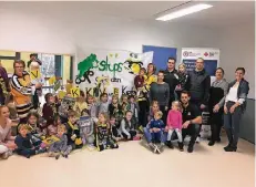  ?? FOTO: SVEN SCHALLJO ?? Krefeld Pinguine und die Kinder des Stups Kinderzent­rums freuen sich auf das Spiel am 10. Dezember.