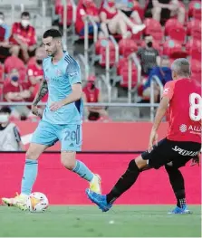  ??  ?? Celeste, per amore dell’Uruguay
Ieri il Cagliari ha esibito per la prima volta la 3ª maglia ufficiale: nella foto la veste Gonzalo Pereiro, uruguaiano . E’ Celeste, in onore dell’Uruguay e a presentarl­a sul sito è stato Marco Francescol­i, figlio del “Principe” Enzo