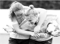  ?? - AFP photo ?? Netherland’s forward Vivianne Miedema (R) attends a training session in Zeist, The Netherland­s, on July 25, 2017, a day after the team won the UEFA Women’s Euro 2017 football match against Belgium.