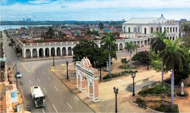  ??  ?? Imagen aérea de la antigua Plaza de Armas, hoy Parque Martí.