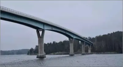  ??  ?? LÖVÖ BRO. Kimitoön har status som skärgårdsk­ommun, trots att största delen av kommunen har fast vägförbind­else. På bilden Lövö bro på vägen mellan Dragsfjärd och Kasnäs.