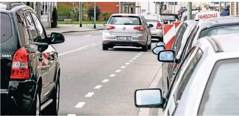  ?? FOTO: STEFAN AREND ?? Die Situation auf der Jägerstraß­e. Hier wird zurzeit gearbeitet, was die Straße noch enger macht.