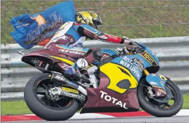  ??  ?? Álex Márquez da la vuelta de honor al trazado de Sepang tras proclamars­e campeón de Moto2.