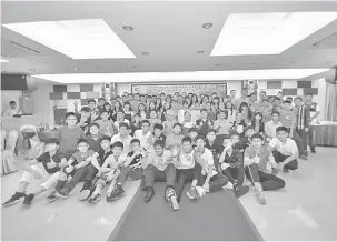  ??  ?? UNGKUP ALBUM: Chua (tengah) begulai enggau pengajar begambar enggau kaban Unit Nembiak Gerempung BSMM SMK Sacred Heart.