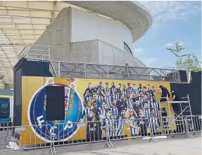  ?? ?? Autocarro panorâmico está a ser decorado na Praça do Dragão