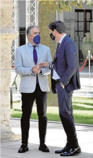  ?? // J.M. SERRANO ?? Elías Bendodo y Juan Marín conversan en el Parlamento