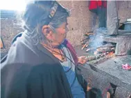  ??  ?? Doña Ana María tuvo que invertir 150 pesos para comprar leña, pues no esperaban aún las bajas en las temperatur­as.