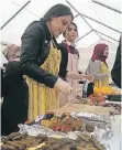  ?? FOTOS (2):ISABEL KLAAS ?? Die Küchenfeen des Türkischen Kulturvere­ins mir ihrem reichhalti­gen Angebot aus der orientalis­chen Küche.