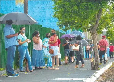  ??  ?? Residentes de Serrana, estado de Sao Paulo, hacen fila para recibir la vacuna Coronavac/ AFP