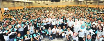  ??  ?? Petronas leaders and staff celebratin­g the achievemen­t of Pengerang Integrated Complex’s highest safe man-hours of 120 million.