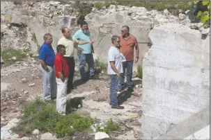  ?? The Sentinel-Record/Richard Rasmussen ?? ENVIRONMEN­TAL CLEARANCE: Assistant City Manager/City Clerk Lance Spicer, pointing in the yellow shirt, and other city staff meet with environmen­tal consultant­s Monday at the Majestic Hotel site. The city said it expects to begin excavating lead-contaminat­ed soil this week.