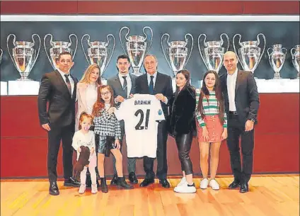  ?? FOTO: MEDIA BASE SPORTS ?? Brahim, en la sala de trofeos del Bernabéu, con Florentino, sus padres, sus cuatro hermanas y su agente, Pere Guardiola