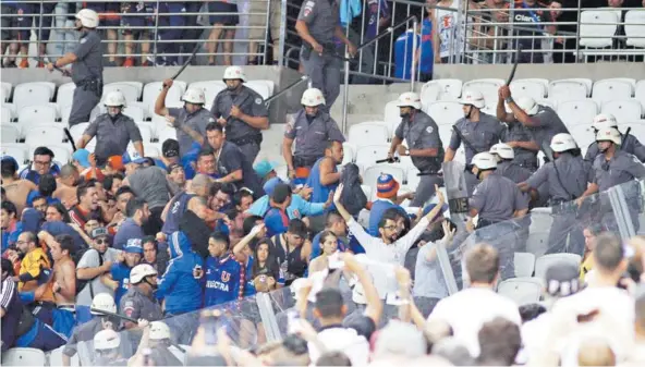  ?? FOTO: AGENCIAUNO ?? ►► Hinchas de la U se enfrentan a la policía en el estadio Arena Corinthian­s.