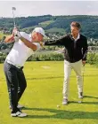  ??  ?? Golflehrer Marc Koenen zeigt, wie es geht, und korrigiert die Haltung.