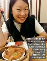  ??  ?? Dégustatio­n de dim sum au restaurant Tim Ho Wan. Ici, la guide touristiqu­e Vivian Wong s’apprête à déguster une patte de poule.